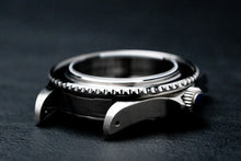 Load image into Gallery viewer, NEW ARRIVAL - 40mm DWC Vintage Diver Case - Stainless Steel - Sapphire crystal

