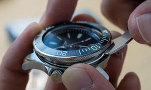 Using a watch case knife to change the bezel of a dive watch